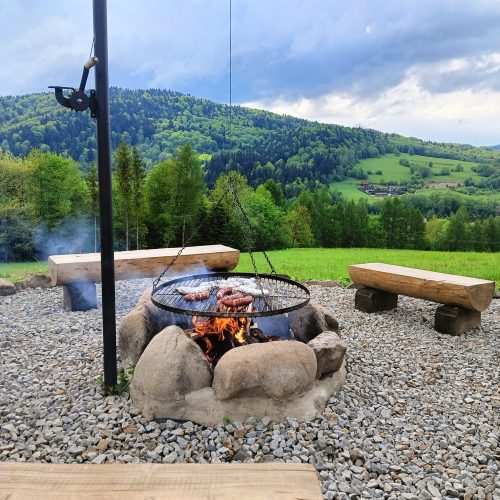 Miejsce na ognisko i grill w ogrodzie domku w Bieszczadach
